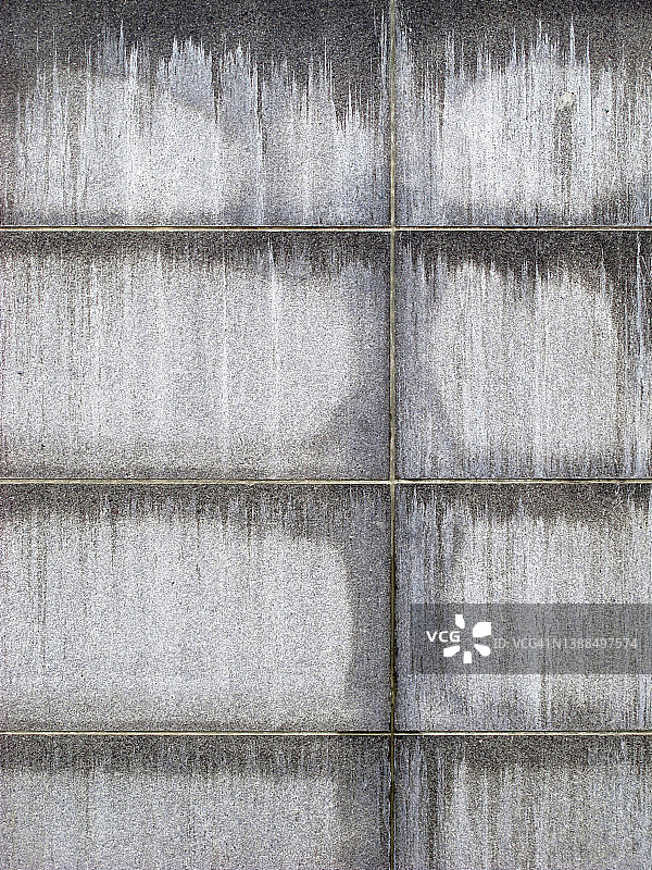 灰色，肮脏和风化的石墙在布鲁塞尔图片素材