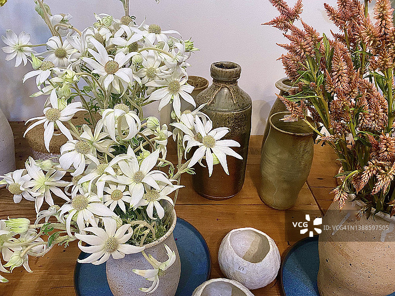 法兰绒花与手工陶瓷图片素材