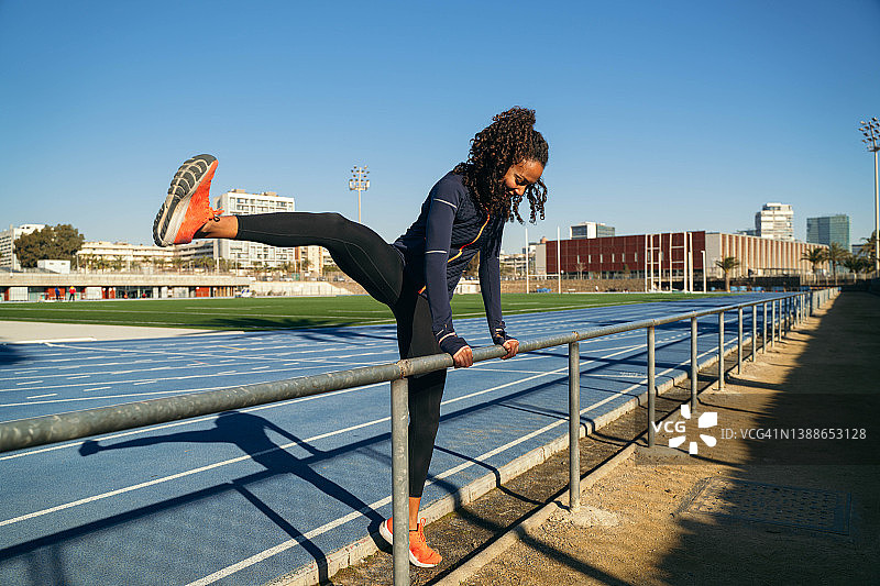 训练前在跑道上热身的黑人女孩。图片素材