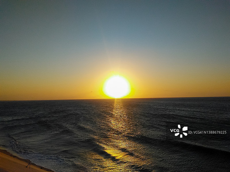 杰里科阿卡拉海滩的日落。图片素材