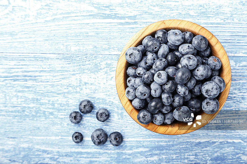 木碗里刚摘的蓝莓。健康浆果，有机食品，抗氧化剂，维生素图片素材