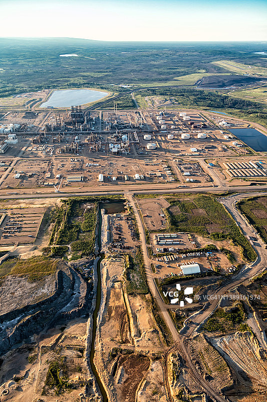 加拿大阿尔伯塔省炼油厂存储工厂的鸟瞰图图片素材