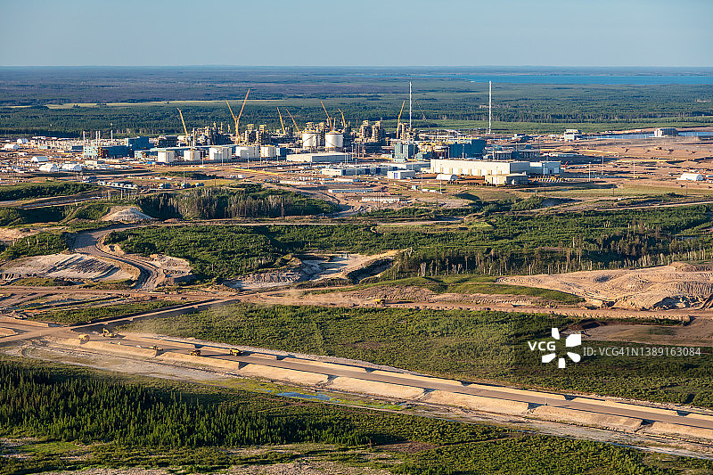 阿萨巴斯卡河上的航空石化炼油厂图片素材
