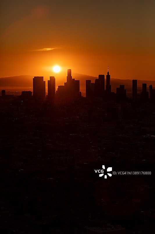 洛杉矶城市天际线的空中日出视图图片素材