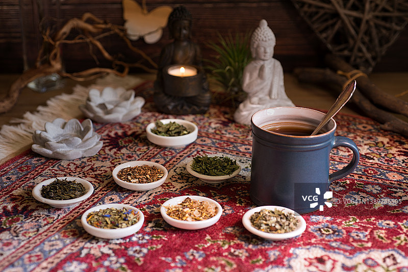 各种茶，杯子和地毯上的佛像图片素材