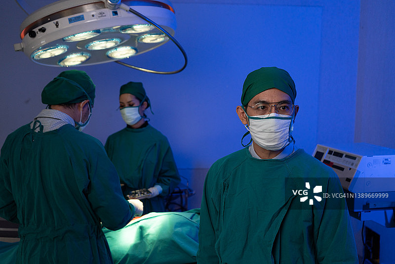 医院——在诊所的手术室或手术室为紧急情况下的病人进行手术的外科小组图片素材