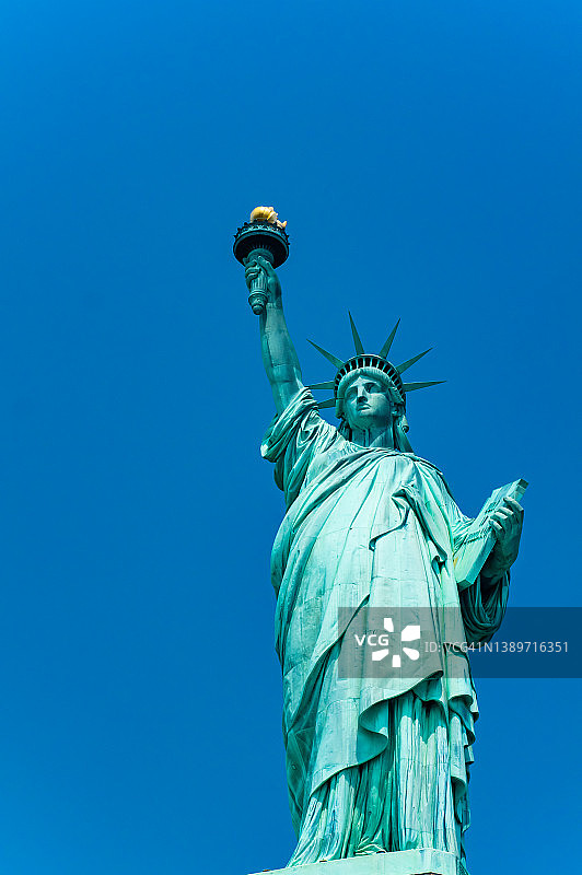 夏天的一天，自由女神像在纽约湛蓝的天空下图片素材