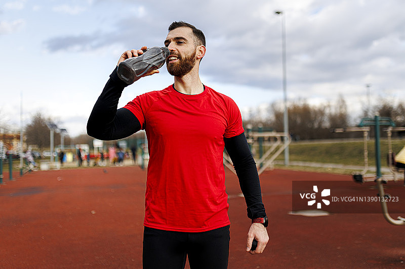 男运动员饮用营养补充饮料图片素材