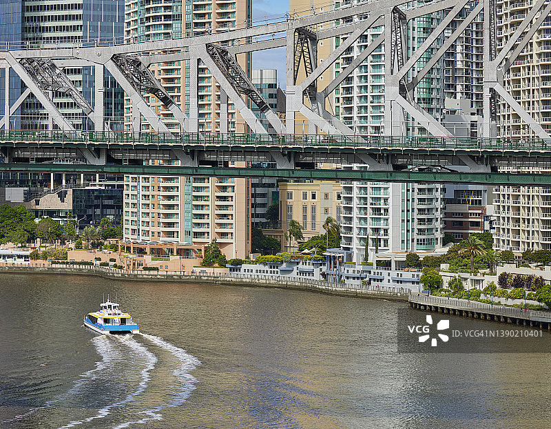 城市天际线，故事桥，布里斯班河双体船渡船图片素材