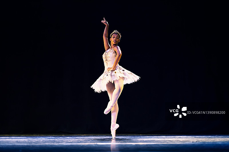 黑人女孩在舞台上跳雷蒙达芭蕾图片素材
