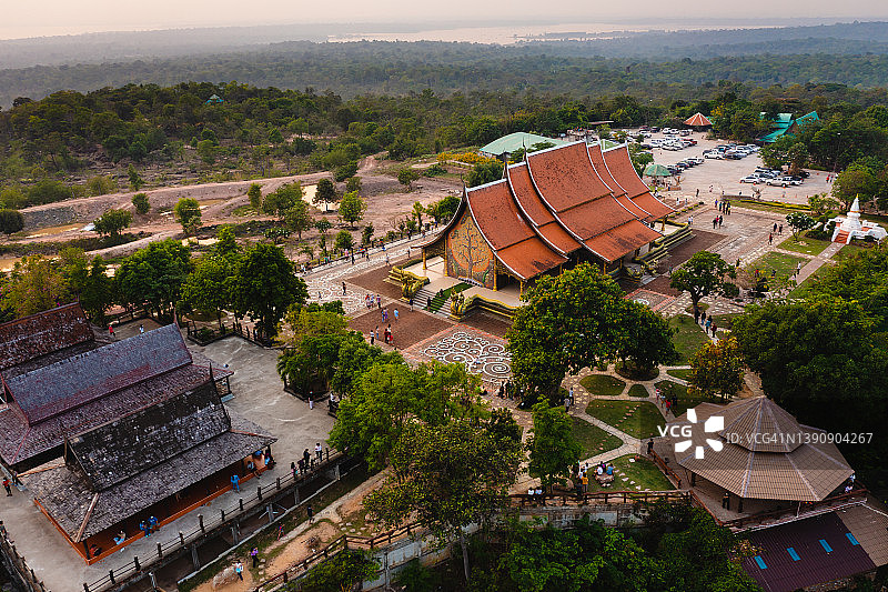 鸟瞰图诗林通华兰布叻寺(Wat Phu Prao)黄昏在乌汶府塔尼，泰国图片素材