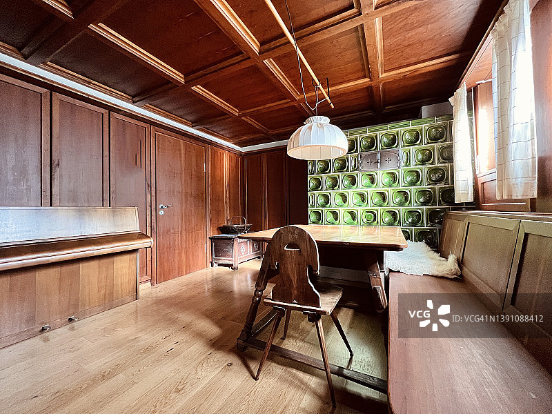 传统的木制客厅，绿色瓷砖火炉图片素材
