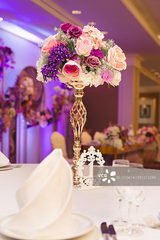 美丽的婚礼餐桌设置金，花和珠子图片素材