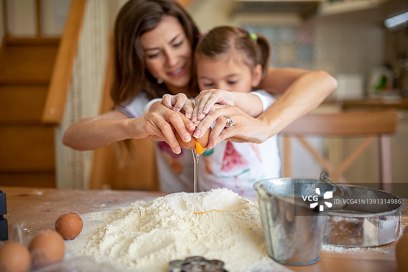 母亲和女儿一起做曲奇饼图片素材