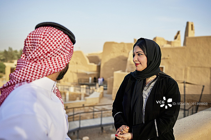 一对沙特夫妇正在欣赏Diriyah废墟图片素材