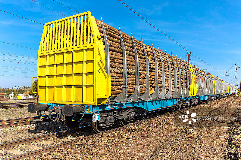 木工行业。捷克共和国满载木材的货车。木材交易。满载木材的货车。用铁路运输木材图片素材