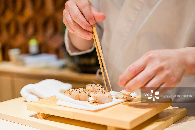 日本料理的主厨在寿司吧制作寿司图片素材