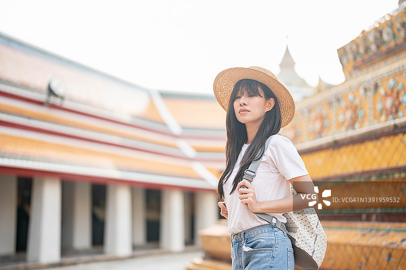 在泰国曼谷享受她的时间的女性游客的后视图图片素材