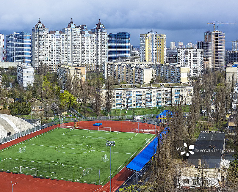 基辅市居民区的运动足球场图片素材