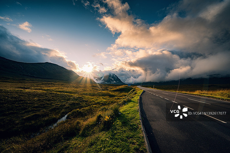 苏格兰景观，太阳路山川云雾，神奇的风景图片素材