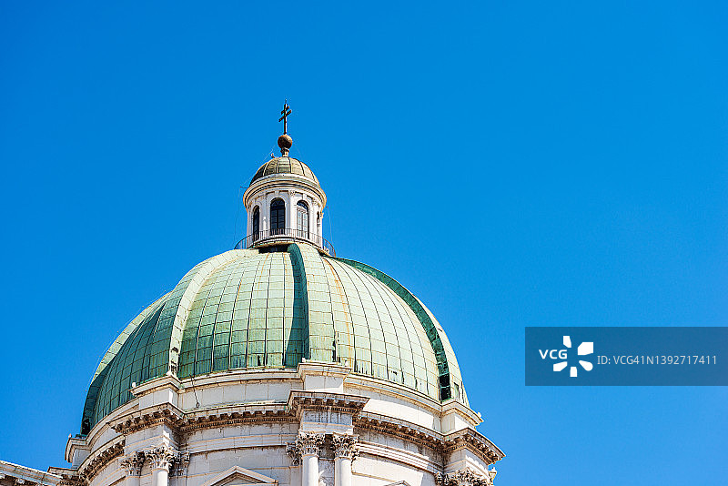 意大利伦巴第，布雷西亚市中心的圣玛丽亚·阿松塔大教堂的圆顶和灯笼图片素材