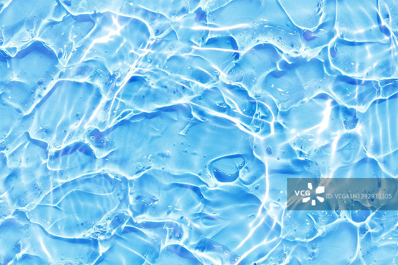 蓝色水波抽象，自然波纹和泡沫纹理，凝胶皂，背景摄影图片素材