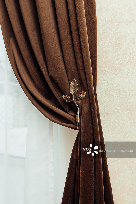窗帘面料棕色的窗帘在内部图片素材