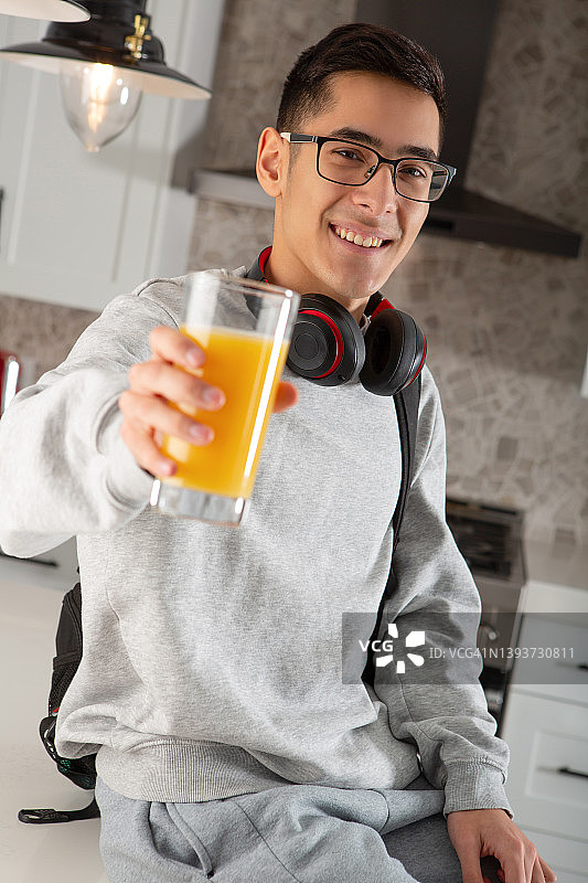 青少年早餐喝橙汁图片素材