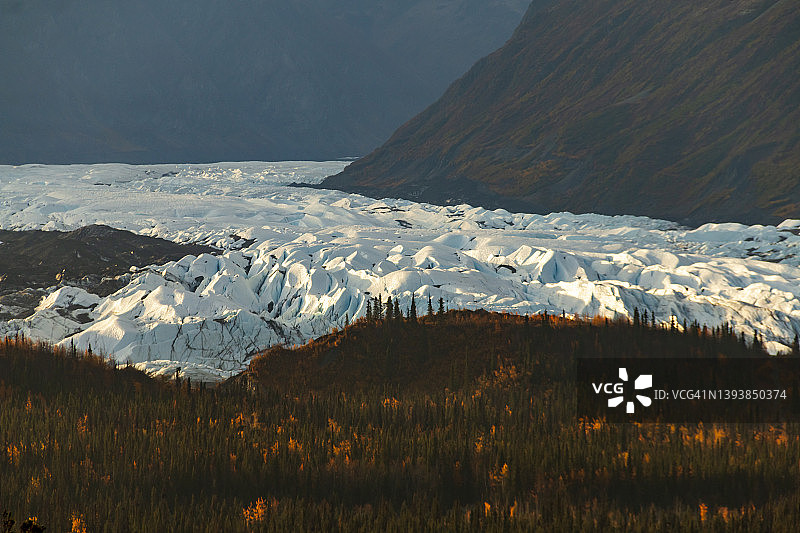 秋天在阿拉斯加的马塔努斯卡冰川拍摄的戏剧性的日出照片。图片素材