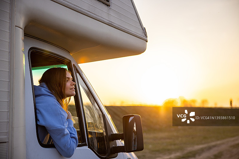 无忧无虑的女人在露营途中欣赏日落图片素材