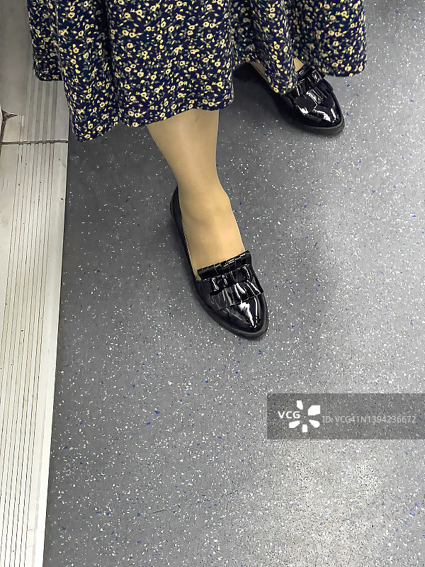 地铁上穿花裙的女人图片素材