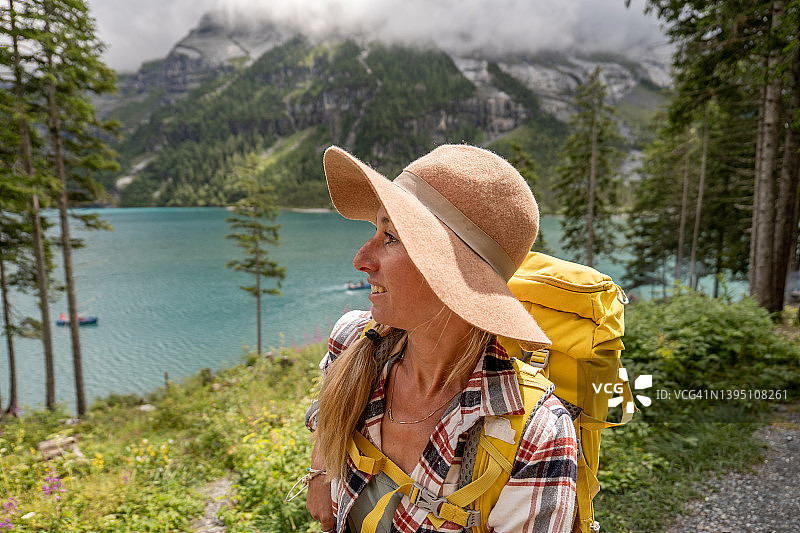 年轻女子徒步旅行在一个美丽的高山风景在夏天散步在瑞士阿尔卑斯山享受自然和户外图片素材