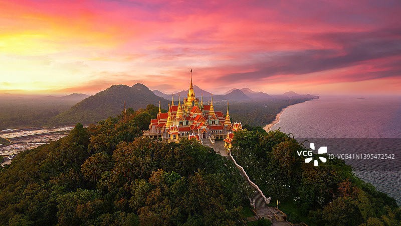 美丽的天空下的日落美景。佛拉摩诃妲宣布，国王罗摩九世。泰国Prachuap Khiri Khan图片素材