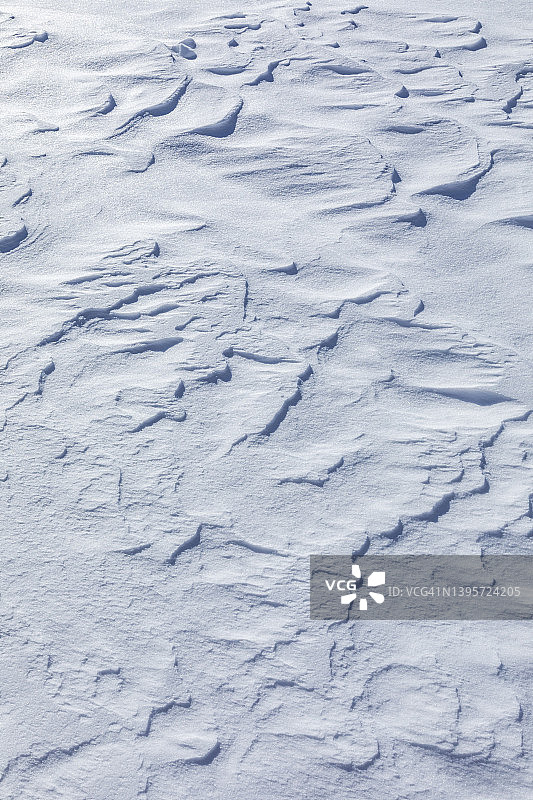 在阳光明媚的冬日，雪在太阳谷附近飘浮图片素材