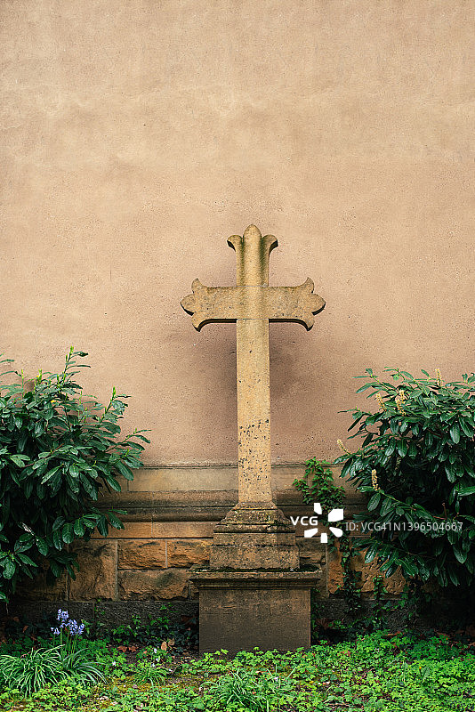 石墙背景上的石十字架。教堂。基督教。图片素材
