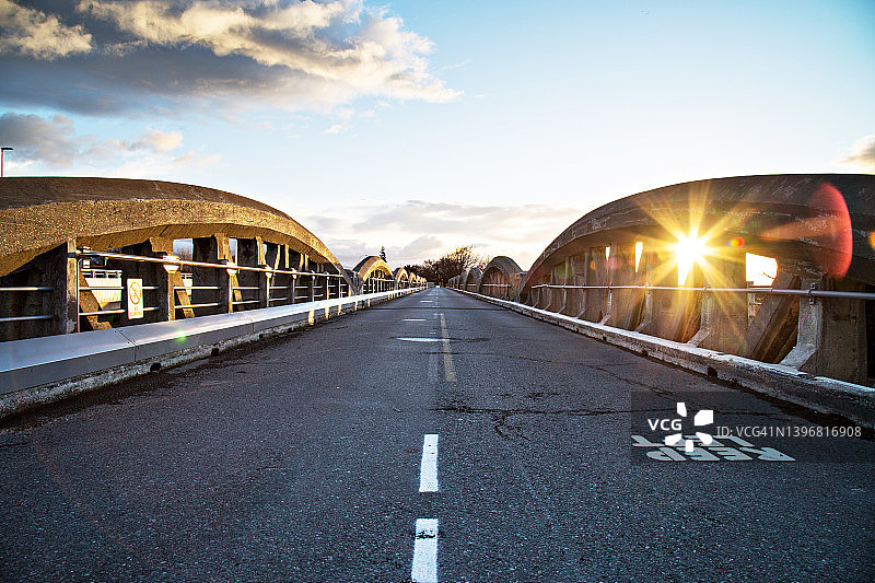 低角度的Opaoa (Opawa)桥在金色的日出光，布莱尼姆，N图片素材