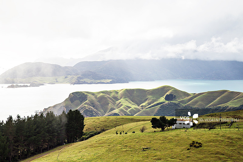 法国山口和德维尔岛的阴天，前景是农场和围场，马尔伯勒，新西兰图片素材