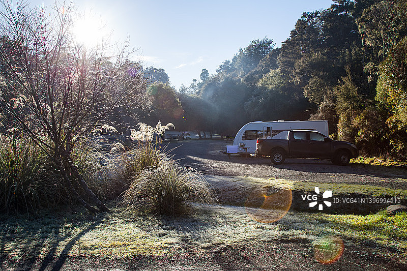 在金色晨光下的科尔湾露营地，纳尔逊湖国家公园，新西兰图片素材