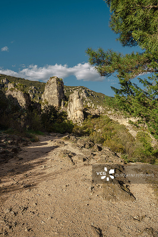 在法国Hérault奥西塔尼，Mourèze日落时的白云石马戏团的山岩石图片素材