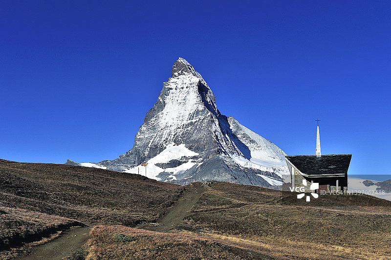 马特洪峰反射蓝天，瑞士阿尔卑斯山图片素材