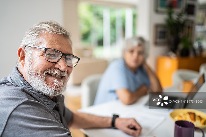 一个年长的男人和他的妻子在家处理家庭财务的画像图片素材