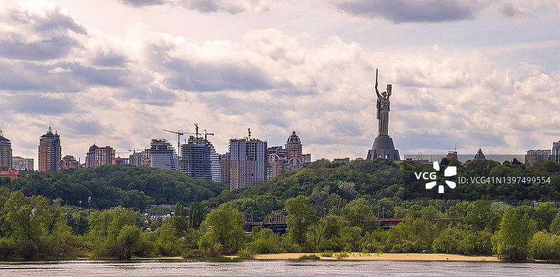 祖国纪念碑矗立在城市的天际线上图片素材