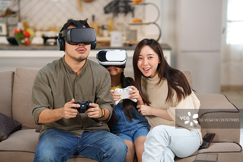 全家人在客厅玩虚拟现实游戏图片素材