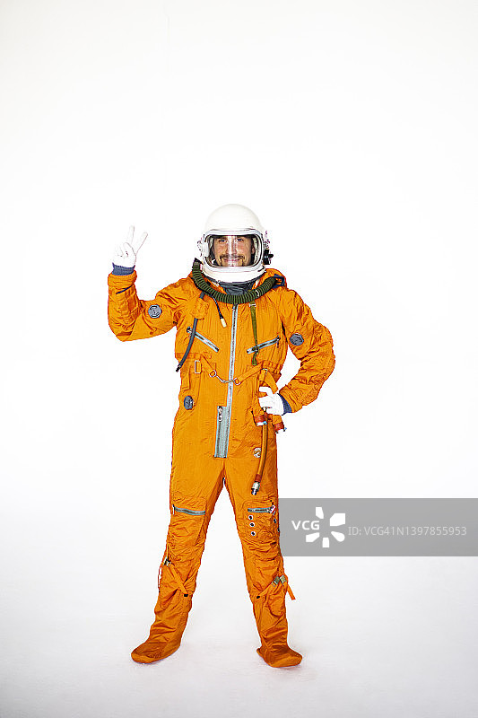 穿太空服的年轻人伸出两根手指图片素材