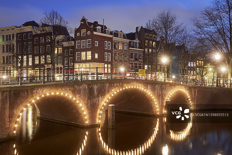 阿姆斯特丹运河大桥的夜晚图片素材