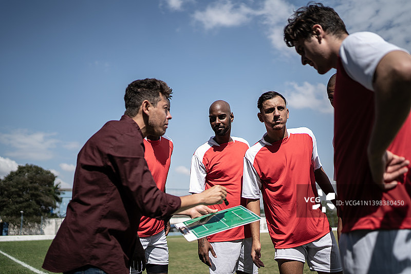 教练在比赛中与足球运动员交谈图片素材