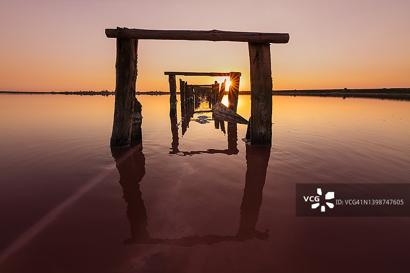 日落时粉色盐湖上的盐。乌克兰西瓦什的粉红盐湖图片素材
