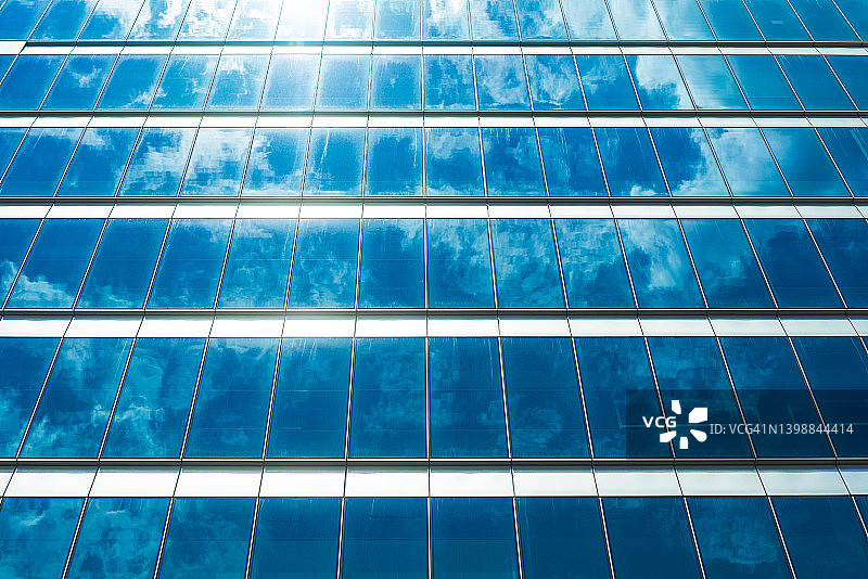 下面的全景和透视的钢蓝色玻璃高层建筑摩天大楼图片素材