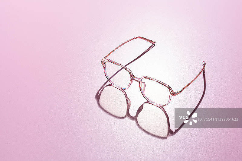 粉红色的眼镜在粉红色的背景图片素材