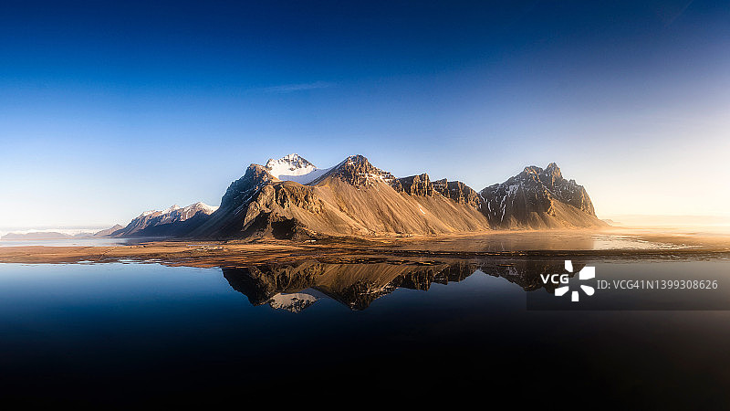 冰岛Vestrahorn山的倒影图片素材